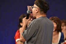 白石茉莉奈（恵比寿★マスカッツ）のミラーを舐めるイジリー岡田。