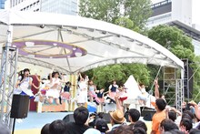 コラボパフォーマンスを披露するアイドルネッサンス、大阪☆春夏秋冬、虹のコンキスタドール、FES☆TIVE、わーすたのメンバー。