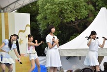 虹のコンキスタドールとのコラボ「↓エイリアンガール・イン・ニューヨーク↑」で白目を剥く野本ゆめか（アイドルネッサンス / 中央）。