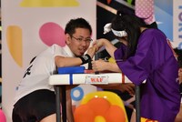 長期戦にもつれこんだ高萩千夏（左）と河合秋奈（右）の一戦はスリーカウントで高萩勝利。