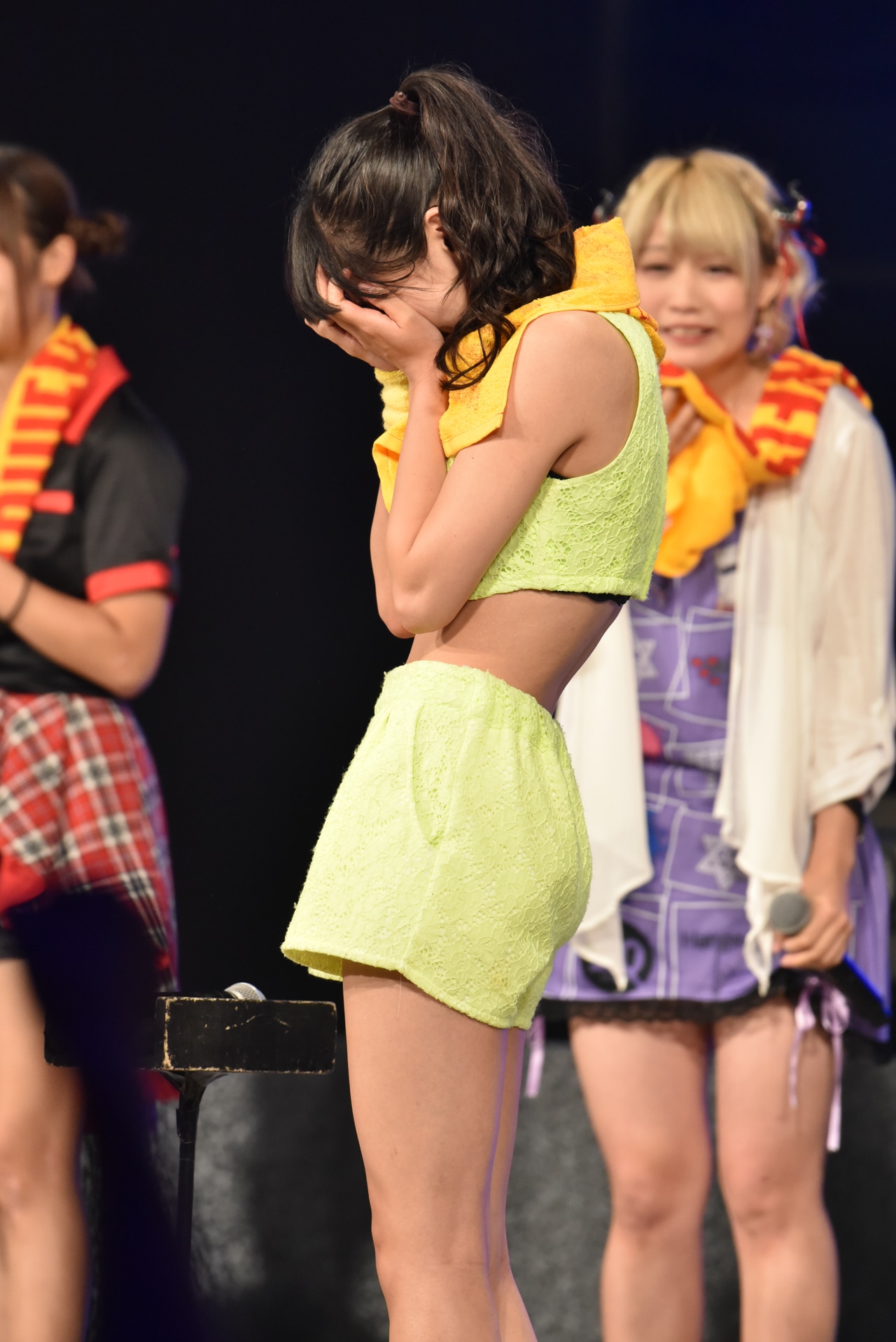 健闘虚しく惨敗し、立ち尽くしたまま泣く佐保明梨（アップアップガールズ（仮））。