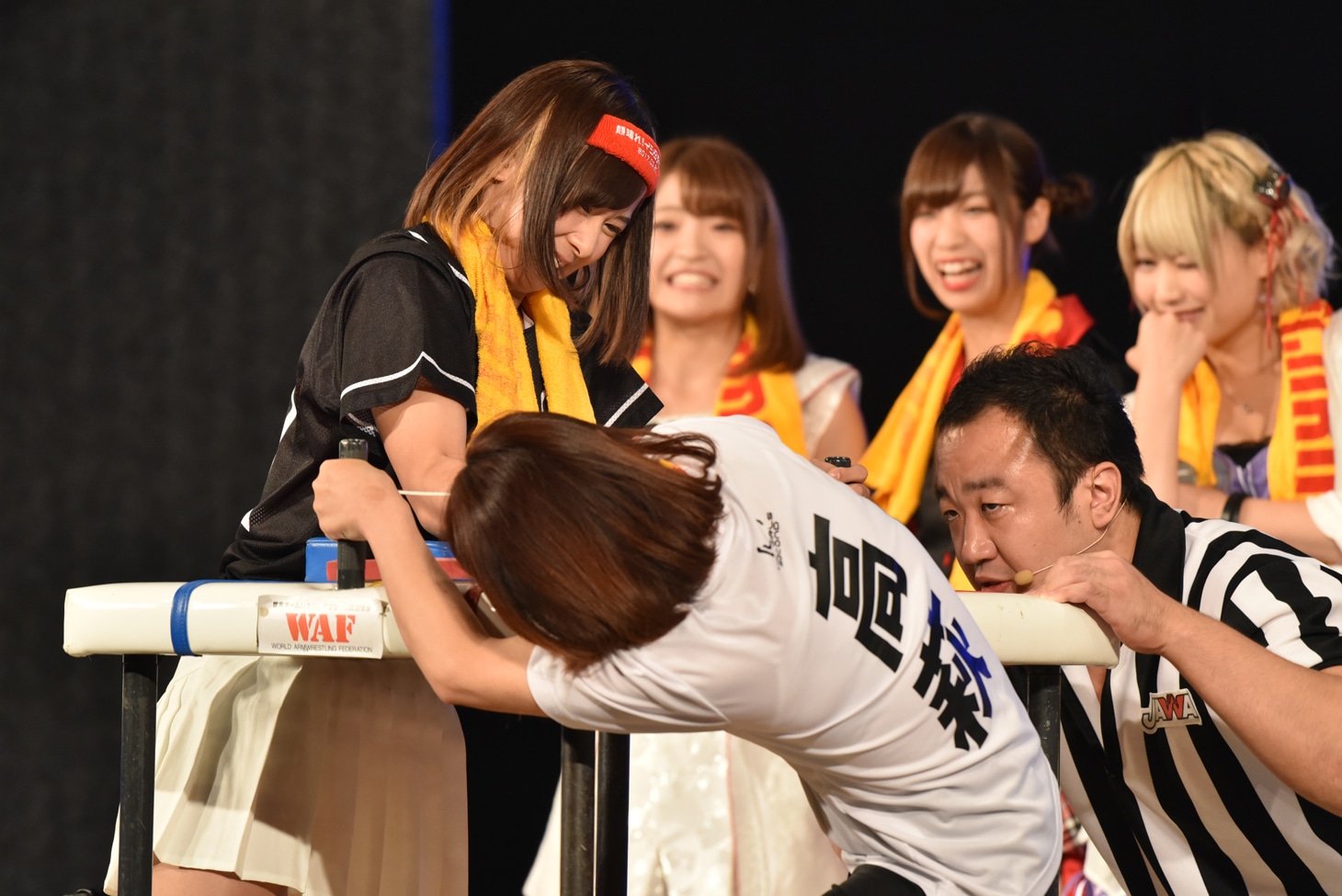 体重を乗せて石田千紘（絶対直球女子！プレイボールズ / 左）をつぶす高萩千夏（右）。