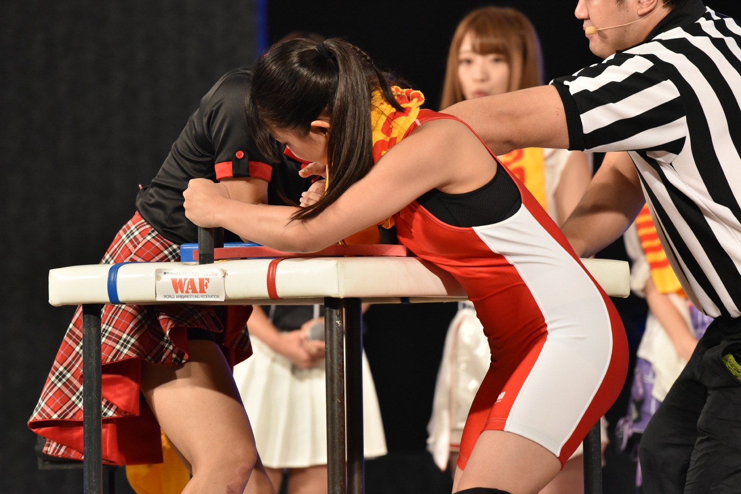 我妻桃実（右）に瞬殺され「これが“秒”か……」と意気消沈した榎本あやせ（左）。