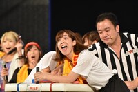 一瞬隙を見せつつも余裕で高萩千夏（左）をねじ伏せる酒井瞳（右）。