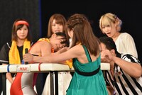 森咲樹（右）へのリベンジに成功した我妻桃実（右）。