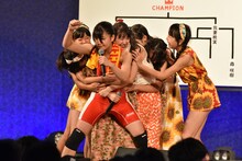 ハコイリ▽ムスメの仲間に抱きつかれる我妻桃実。