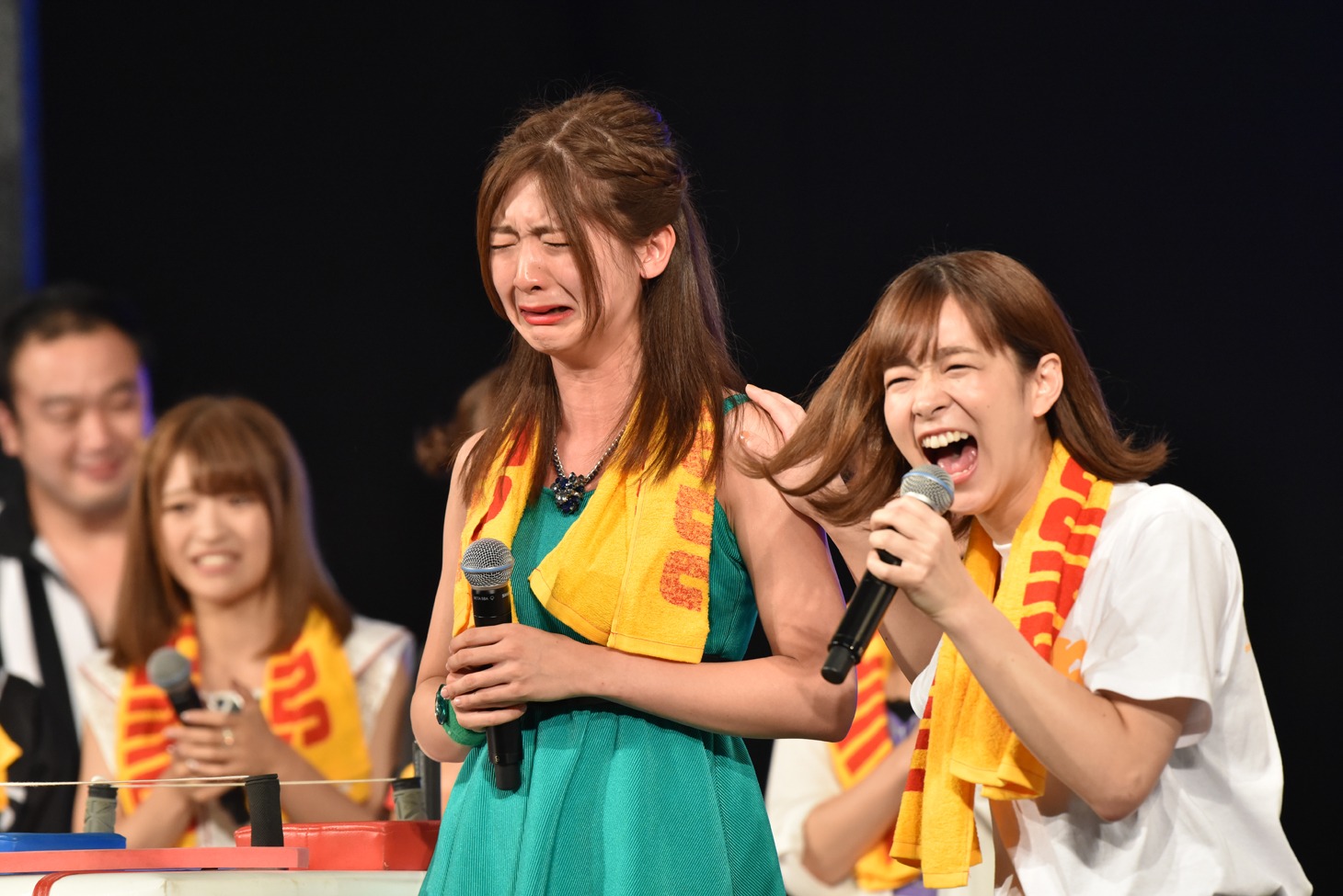 冷静に話すうちに事態を受け止め急にオイオイ泣く森咲樹（中央）。