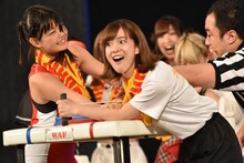 我妻桃実（ハコイリ▽ムスメ / 左）を余裕でつぶす絶対王者・酒井瞳（右）。