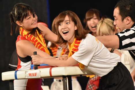 我妻桃実(ハコイリ▽ムスメ / 左)を余裕でつぶす絶対王者・酒井瞳(右)。