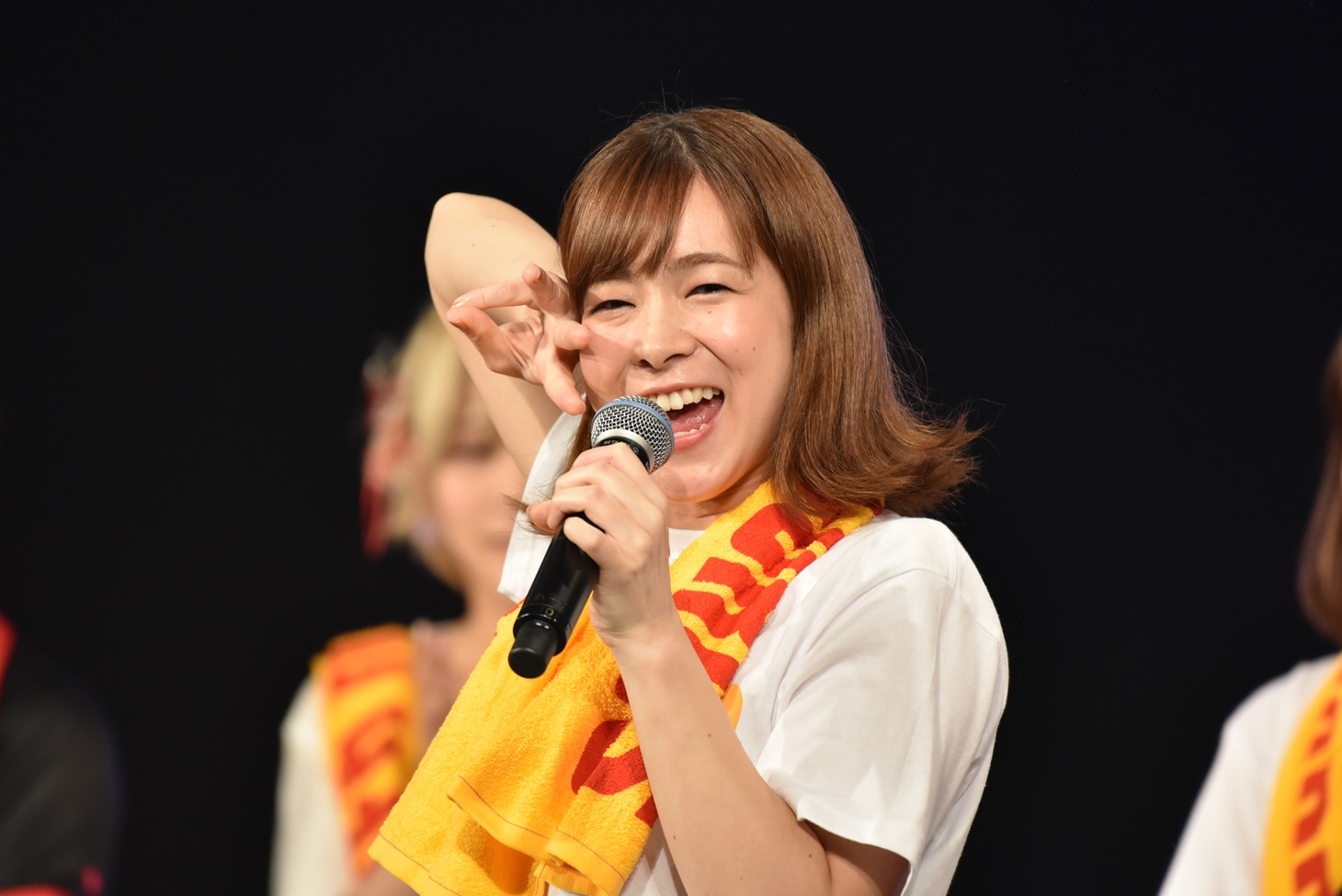 優勝賞金の3万円をゲットして喜ぶ酒井瞳。