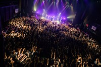 BiSH×GANG PARADE「SORRY!! NEXT BiS ONEMAN is 10.6!!」の様子。（撮影：外林健太）