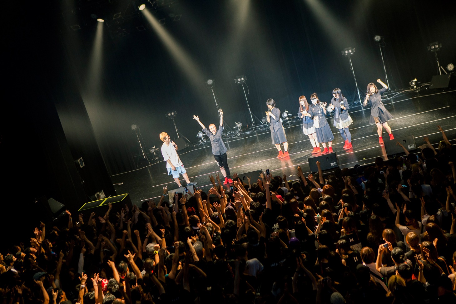 「SORRY!! NEXT BiS ONEMAN is 10.6!!」ライブ終了後、ファンに挨拶するためステージに登場したBiS。