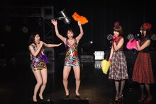 バニラビーンズのノリのよさにおったまげるベッド・イン（左）。