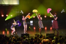 ベッド・インとバニラビーンズによるコラボパフォーマンスの様子。