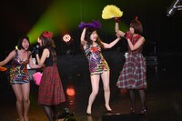 ベッド・インとバニラビーンズによるコラボパフォーマンスの様子。