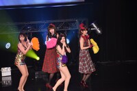 ベッド・インとバニラビーンズによるコラボパフォーマンスの様子。