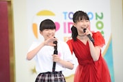 左から藤平華乃(さくら学院)、庄司芽生(東京女子流)。