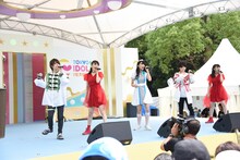 風男塾の草歌部宙と紅竜真咲、PASSPO☆の根岸愛、東京女子流の新井ひとみと庄司芽生によるコラボレーションの様子。