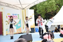 チャオ ベッラ チンクエッティの岡田ロビン翔子と後藤夕貴、風男塾の草歌部宙と紅竜真咲によるコラボレーションの様子。