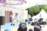 チャオ ベッラ チンクエッティの岡田ロビン翔子と後藤夕貴、PASSPO☆の根岸愛、さくら学院の藤平華乃と山出愛子によるコラボレーションの様子。