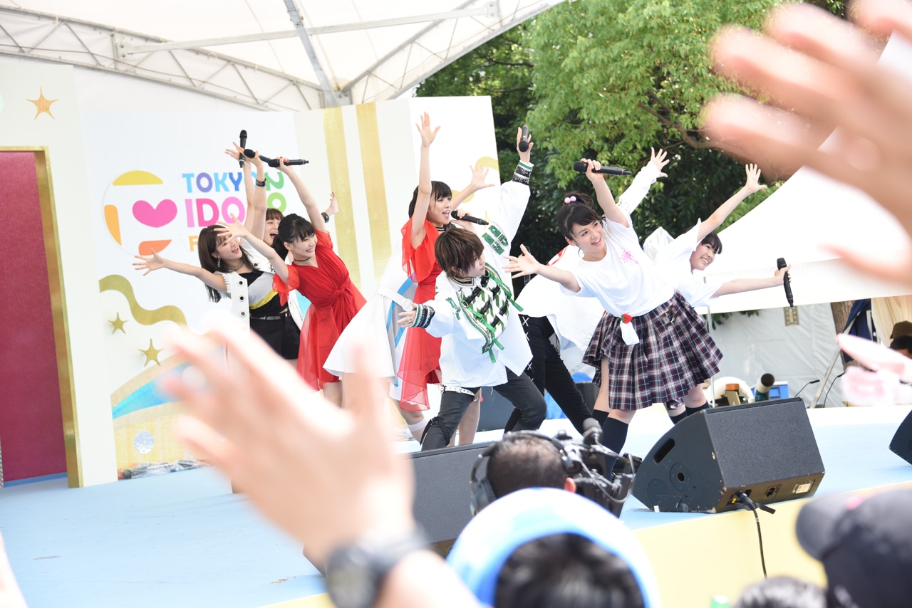 東京女子流「おんなじキモチ」を踊る「IDOL SUMMER JAMBOREE」の出演者たち。