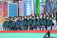 2日目のHOT STAGEに登場した欅坂46。