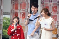 「この指と～まれ！TIF歌謡祭2017」の司会を務めた矢吹奈子（左 / HKT48）、土田晃之（中央）、指原莉乃（右 / HKT48）。