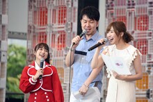 「この指と～まれ！TIF歌謡祭2017」の司会を務めた矢吹奈子（左 / HKT48）、土田晃之（中央）、指原莉乃（右 / HKT48）。