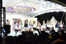 アップアップガールズ（仮）とlyrical schoolによるコラボパフォーマンスの様子。