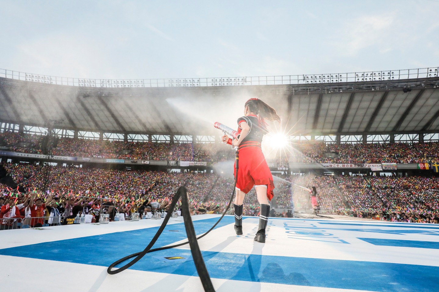 水を噴射する百田夏菜子。（Photo by HAJIME KAMIIISAKA＋Z）