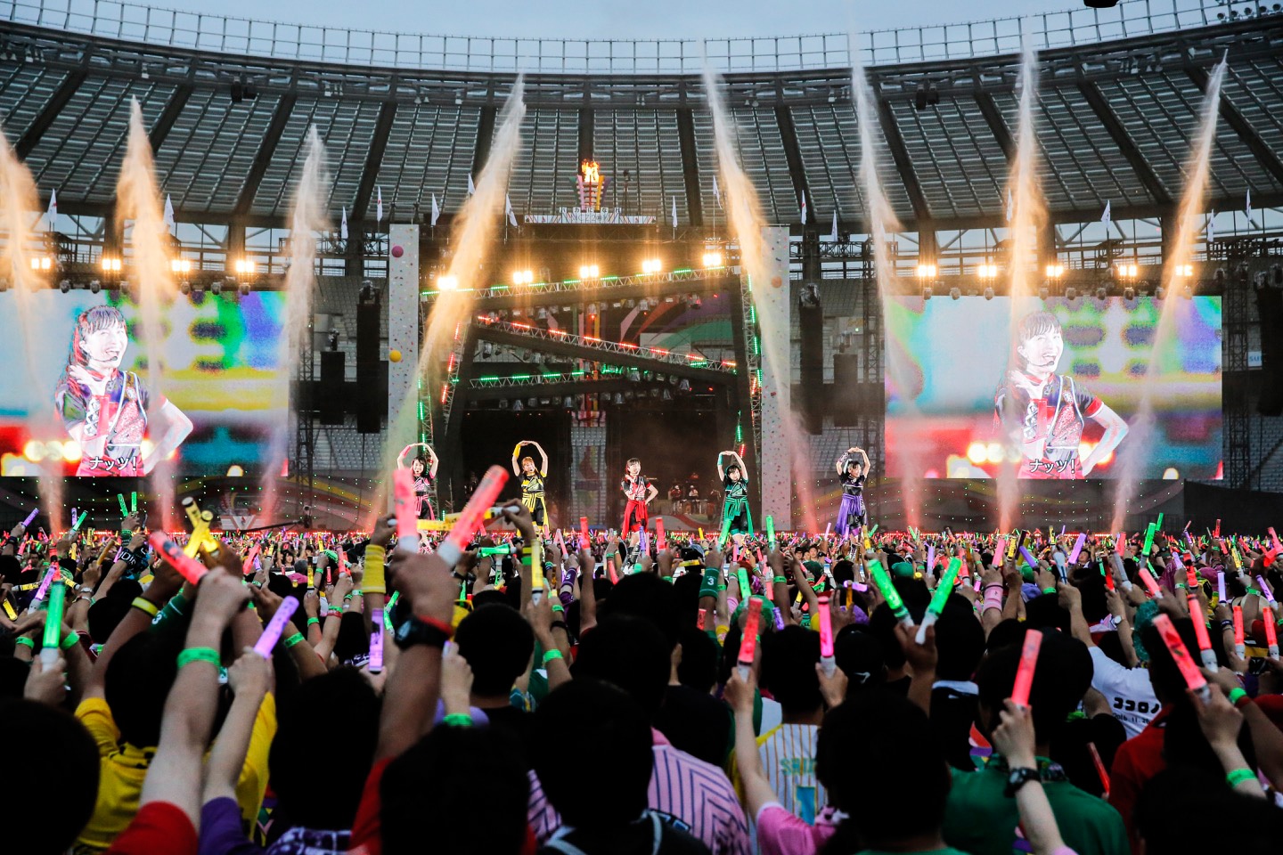 「ももクロ夏のバカ騒ぎ2017 -FIVE THE COLOR Road to 2020- 味の素スタジアム大会」8月5日公演の様子。（Photo by HAJIME KAMIIISAKA＋Z）