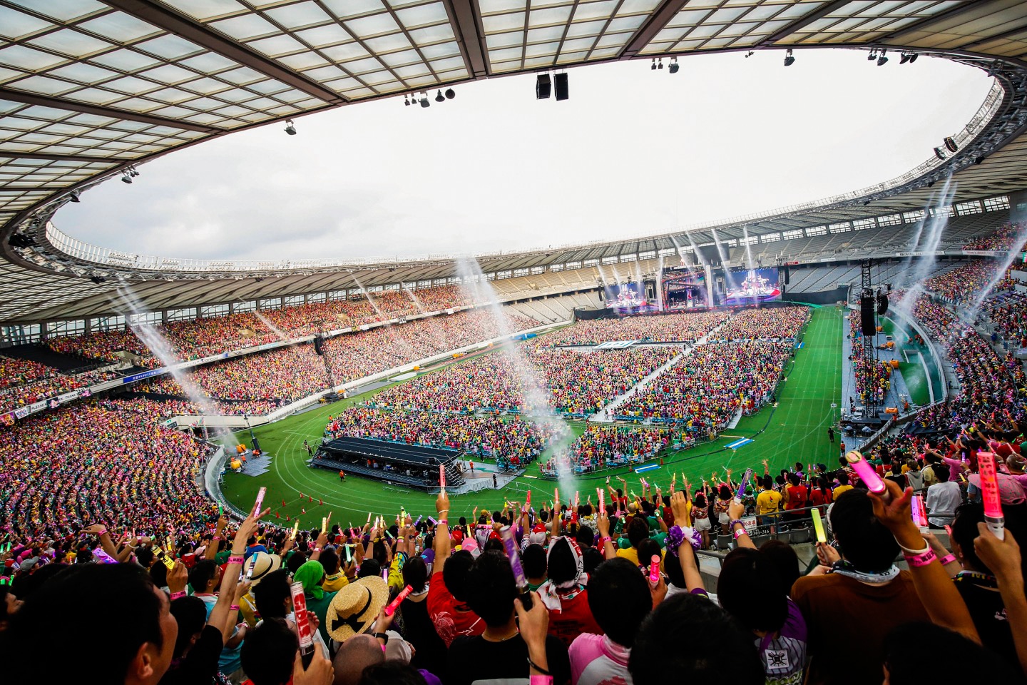 「ももクロ夏のバカ騒ぎ2017 -FIVE THE COLOR Road to 2020- 味の素スタジアム大会」8月5日公演の様子。（Photo by HAJIME KAMIIISAKA＋Z）