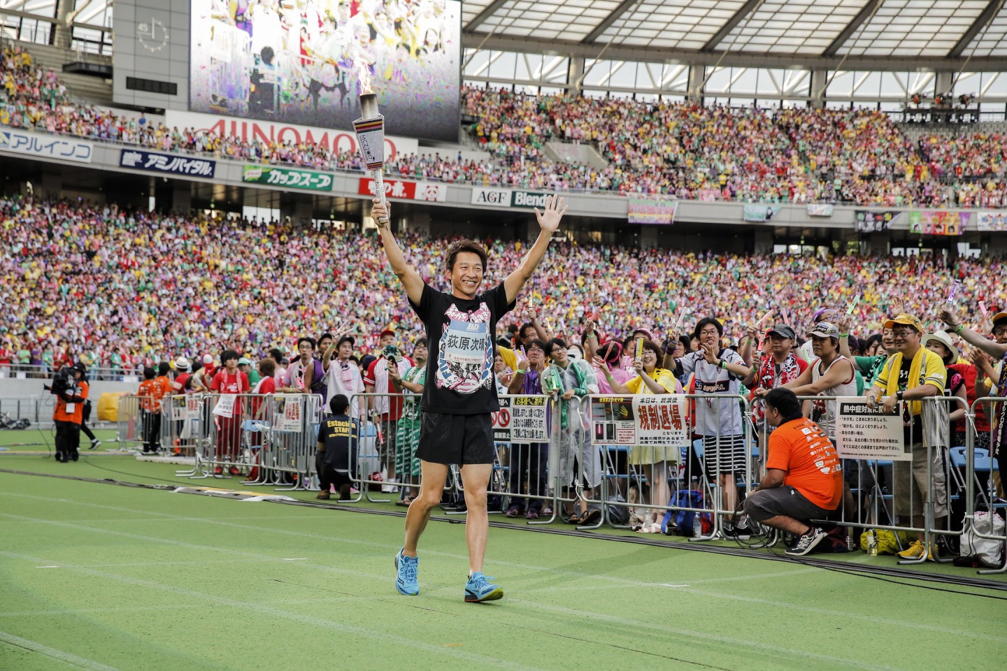 「ももクロ夏のバカ騒ぎ2017 -FIVE THE COLOR Road to 2020- 味の素スタジアム大会」8月5日公演に登場した荻原次晴氏。（Photo by HAJIME KAMIIISAKA＋Z）