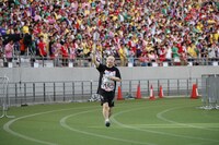 「ももクロ夏のバカ騒ぎ2017 -FIVE THE COLOR Road to 2020- 味の素スタジアム大会」8月5日公演に登場した小林孝至氏。（Photo by HAJIME KAMIIISAKA＋Z）