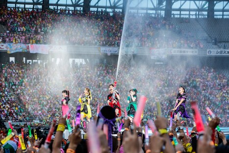 「ももクロ夏のバカ騒ぎ2017 -FIVE THE COLOR Road to 2020- 味の素スタジアム大会」8月6日公演の様子。（Photo by HAJIME KAMIIISAKA＋Z）