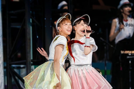 玉井詩織、百田夏菜子。（Photo by HAJIME KAMIIISAKA＋Z）