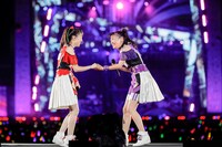 百田夏菜子、高城れに。（Photo by HAJIME KAMIIISAKA＋Z）