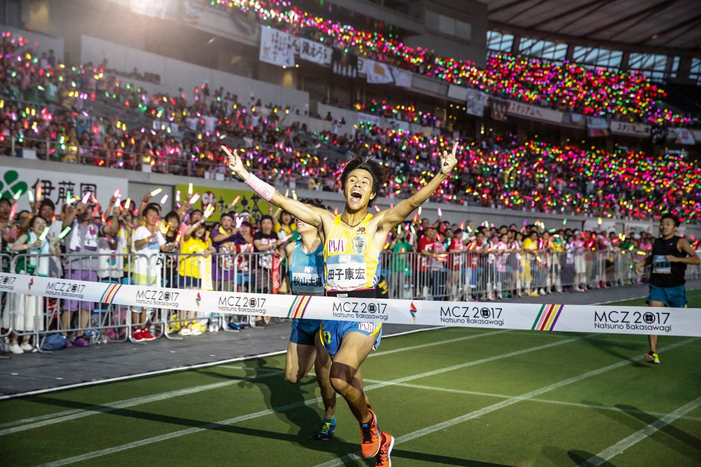 「ももクロ夏のバカ騒ぎ2017 -FIVE THE COLOR Road to 2020- 味の素スタジアム大会」8月6日公演で行われた男子1500mの様子。（Photo by HAJIME KAMIIISAKA＋Z）