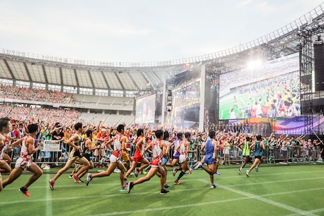 「ももクロ夏のバカ騒ぎ2017 -FIVE THE COLOR Road to 2020- 味の素スタジアム大会」8月6日公演で行われたハーフマラソンの様子。（Photo by HAJIME KAMIIISAKA＋Z）