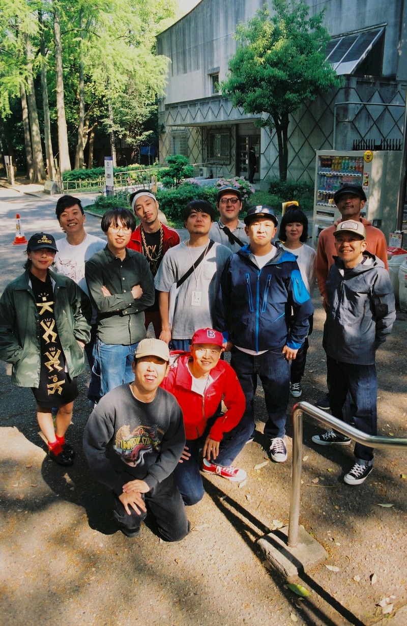 neco眠る、安部勇磨（never young beach）、スチャダラパー、ロボ宙の集合写真。