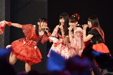 “赤色担当ステージ”に登場した古川未鈴、溝手るか、秋本帆華、若井友希（左から）。