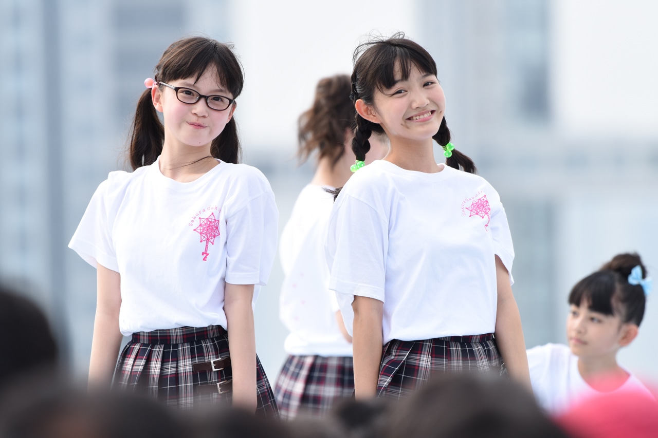 左から吉田爽葉香（さくら学院）、麻生真彩（さくら学院）。
