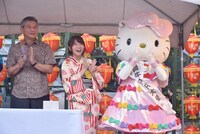 「みやざきグルメとランタンナイト」のオープンニング点灯式にSKE48の大場美奈（写真中央）。 （写真提供：エイベックス）