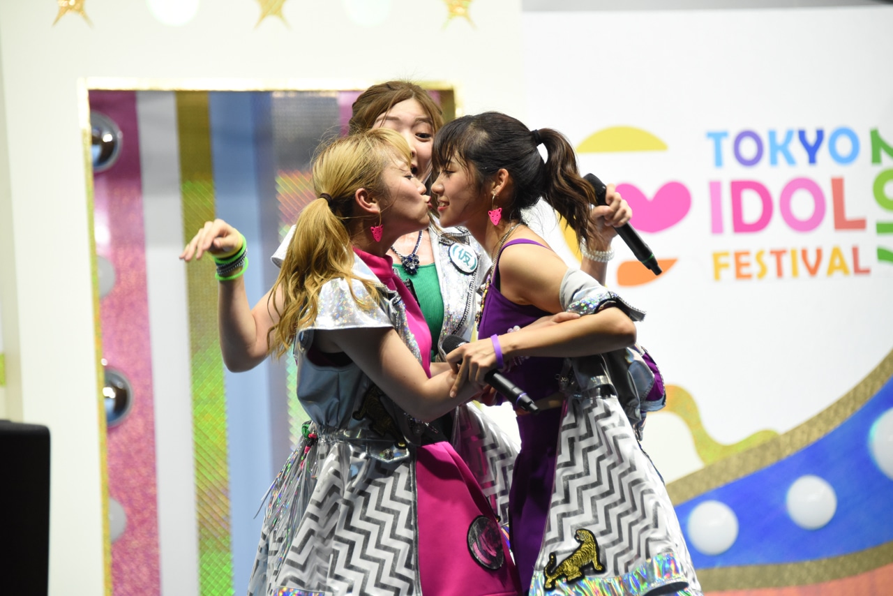 キスしようとする古川小夏と佐藤綾乃。