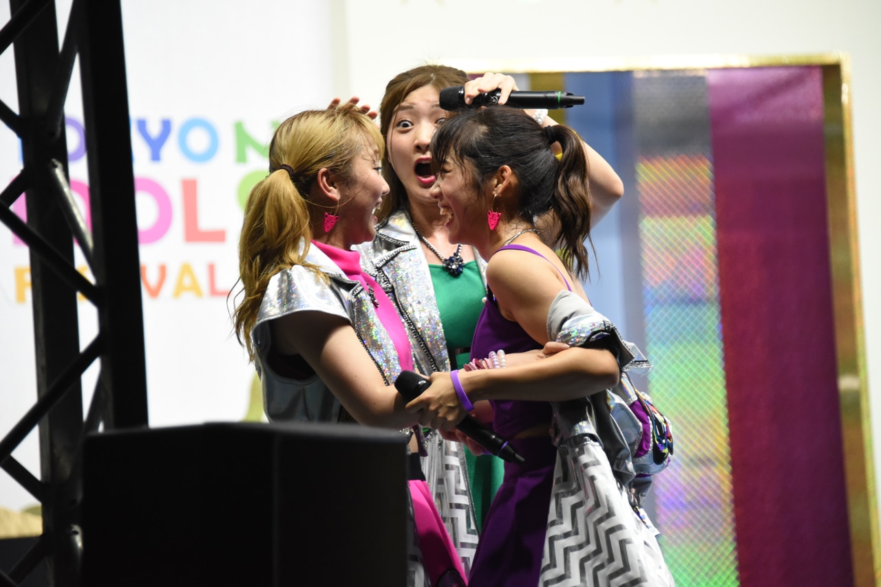 キスしようとする古川小夏と佐藤綾乃を止めに入る森咲樹。