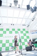 LiSA「だってアタシのヒーロー。」リリース記念ミニライブの様子。（Photo by Hiroaki Aizawa）