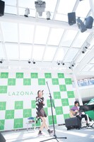 LiSA「だってアタシのヒーロー。」リリース記念ミニライブの様子。（Photo by Hiroaki Aizawa）