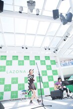 LiSA「だってアタシのヒーロー。」リリース記念ミニライブの様子。（Photo by Hiroaki Aizawa）