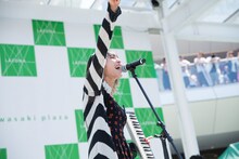 LiSA「だってアタシのヒーロー。」リリース記念ミニライブの様子。（Photo by Hiroaki Aizawa）