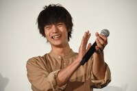拍手をする窪田正孝。